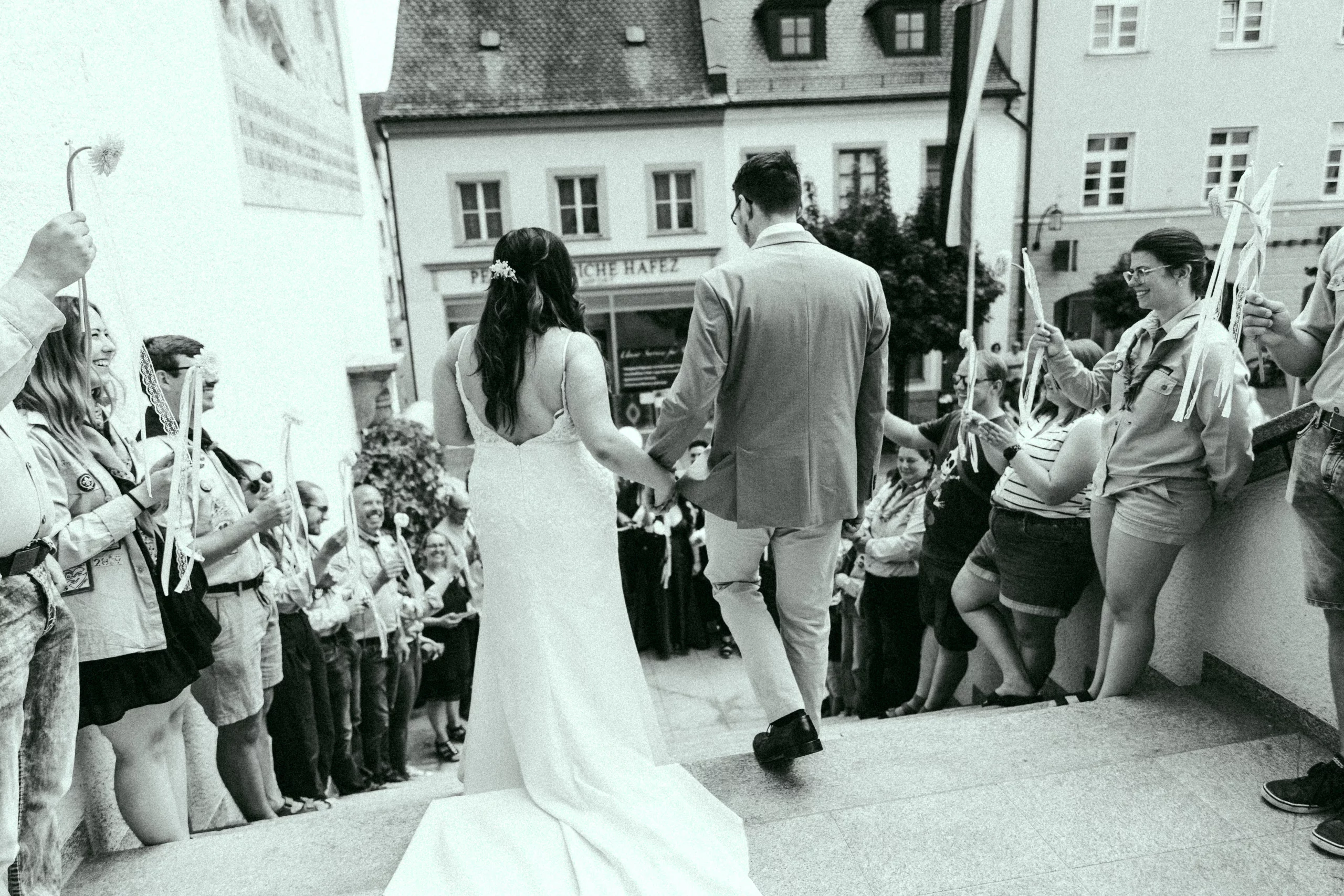 Brautpaar Outdoor – Hochzeitsfotograf Weiden Hochzeitsfotograf Weiden Oberpfalz – glückliches Brautpaar im Freien